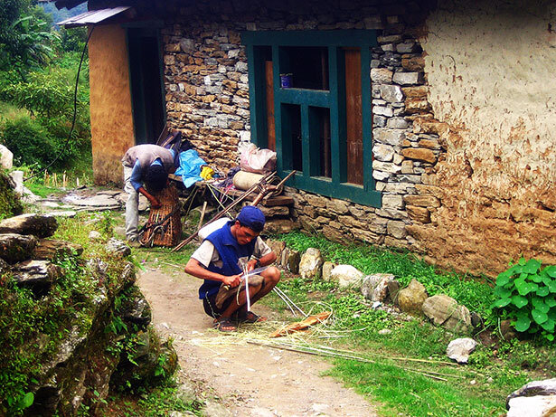 Local fabricando cesta de mimbre para transportar víveres