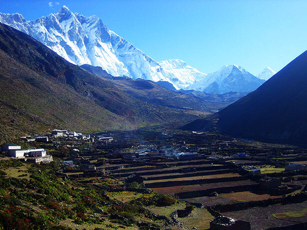 El Lhotse al amanecer protegiendo el pueblo de Dingboche