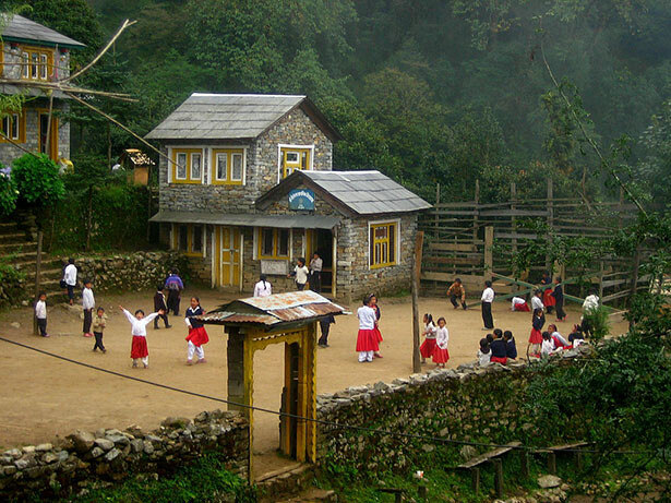 Escuela en el camino, Surke