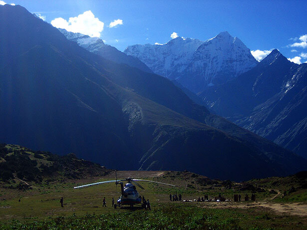 Un helicóptero aterrizando en las inmediaciones de Namche Baazar