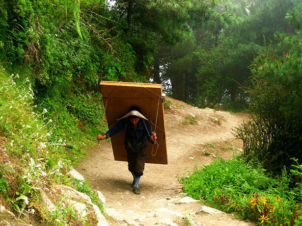 Un sherpa transportando puertas camino a Namche Baazar