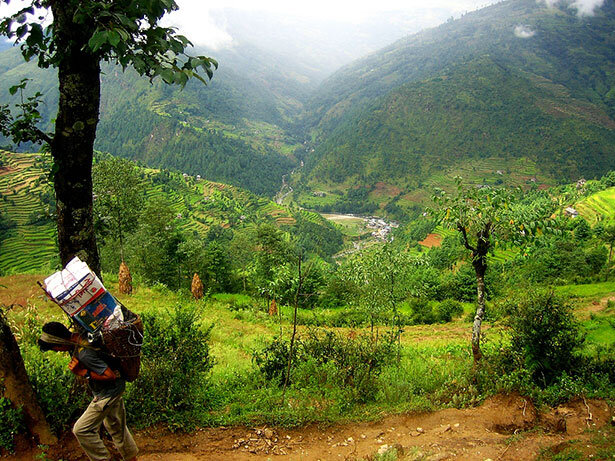 Sherpa partiendo de la población inicial de Jiri, a partir de aquí desaparecen las carreteras