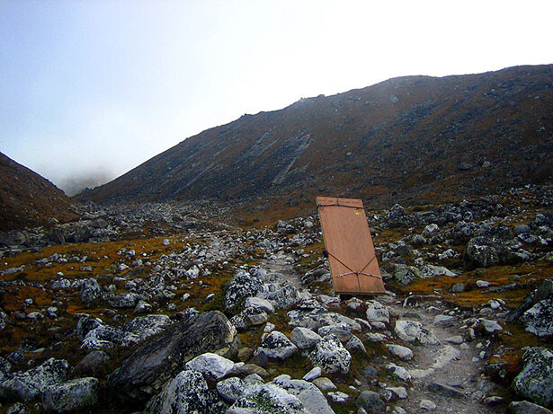 Un sherpa transportando puertas a Gokyo