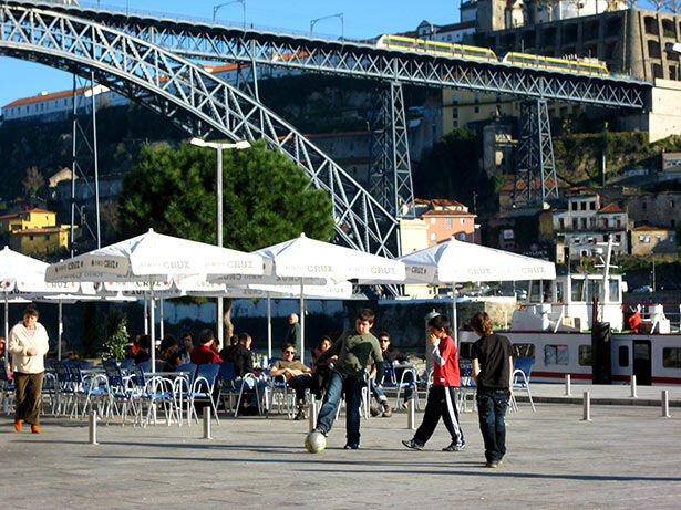 Niños jugando bajo el puente de Dom Luis I