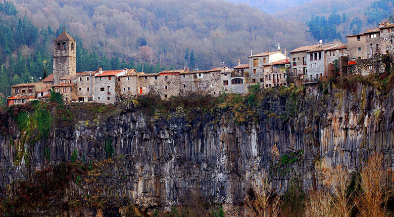 La espectacular puesta en escena de Castellfollit de la Roca