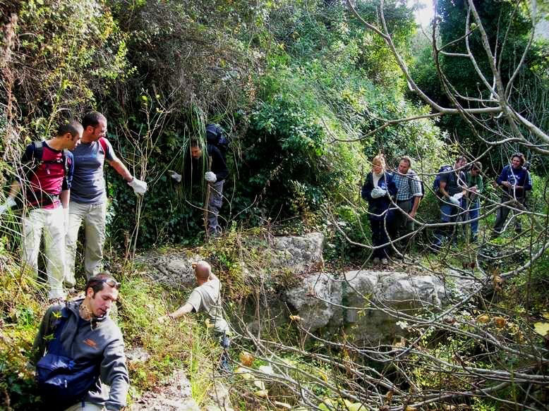 El estrecho y frondoso sendero de Cava Paradiso