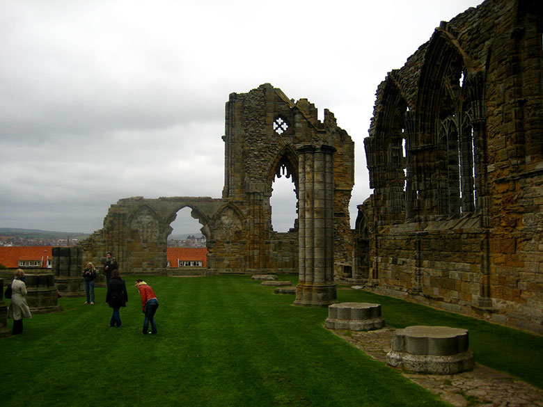 Visita por el recinto de la abadía de Whitby