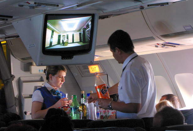 Auxiliares de vuelo sirviendo bebida