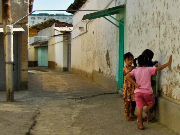 Niños jugando en Tashkent en Uzbekistan