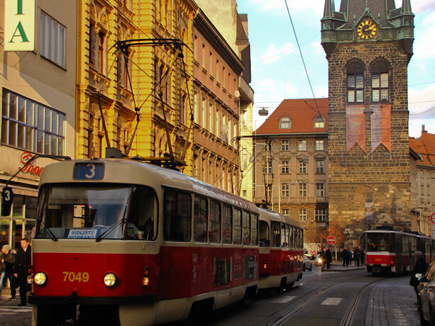 Tranvía y calle en Praga