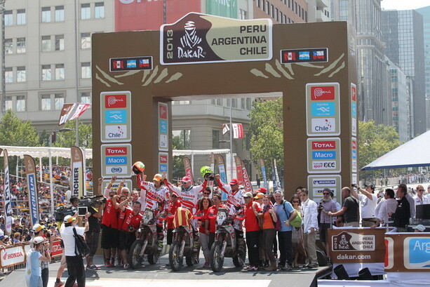 Los integrantes del equipo Gas Gas en el podio de llegada en Santiago de Chile. ¡Prueba superada!