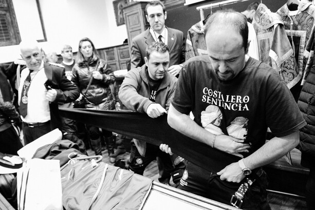 Preparaciones de los costaleros de la Hermandad de Estudiantes de Oviedo