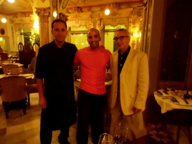 Con cocinero y maitre. Las estrellas del Restaurante Cafe Royalty: Paco González y Jose Francisco Chulián 