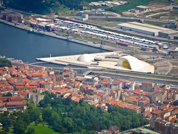 El Centro Niemeyer en Avilés desde el aire