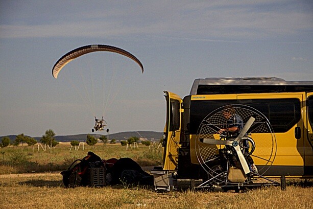 Transportado en furgoneta, preparando Paramotor Albacete