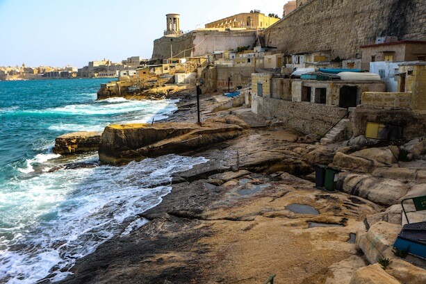 Casetas de pescadores bajo Lower Barakka Gardens, La Valletta, Malta