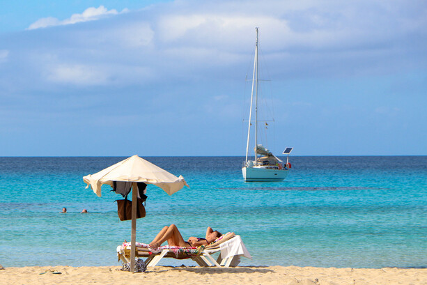 Tomando el sol en Cala Saona en Formentera