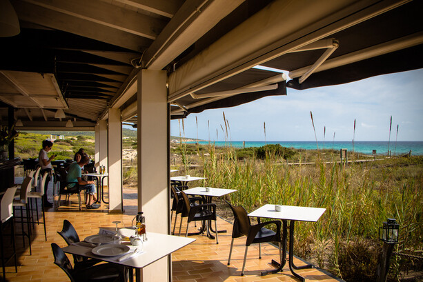 Restaurante Vogamari con vistas a Platja Mitjorn en Formentera