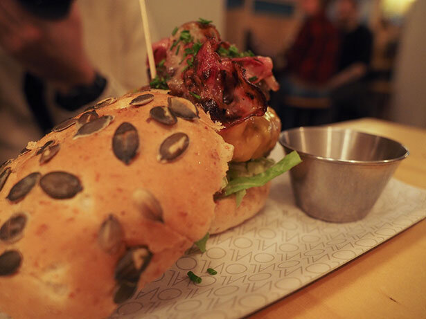 Entre foto y foto disfrutamos de buena comida como en la hamburguesería Oval en el Eixample