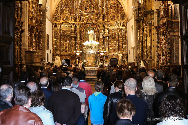 Iglesia de Santa María en Luanco con Jesús y la Virgen a cada lado del altar