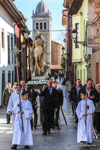 Traslado del Cristo de la Resurrección el día de Pascua para la Procesion de La Venia en Luanco