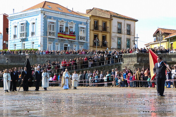 Virgen de luto y abanderado en la Procesion de La Venia, Luanco