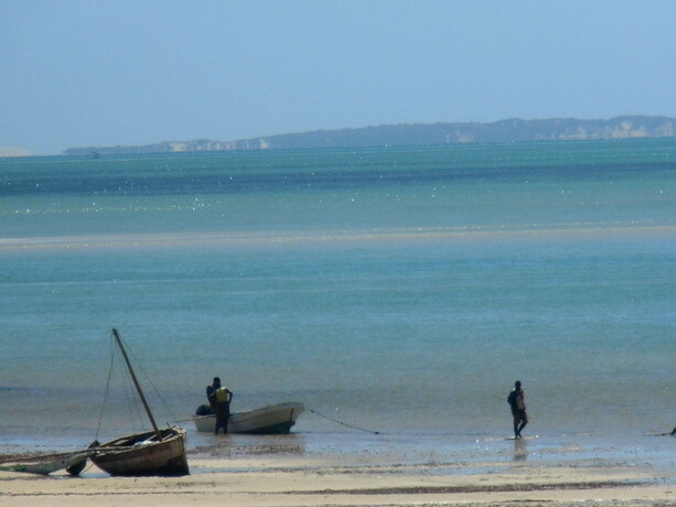 Los pescadores preparan su barca