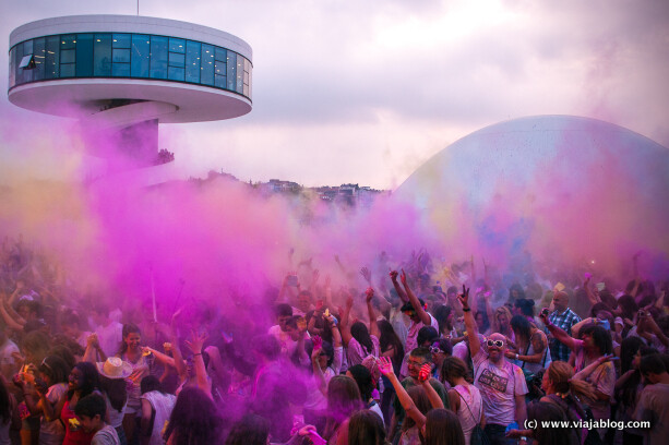 Lanzamiento de polvo de colores, Holi Party, Centro Niemeyer, Avilés