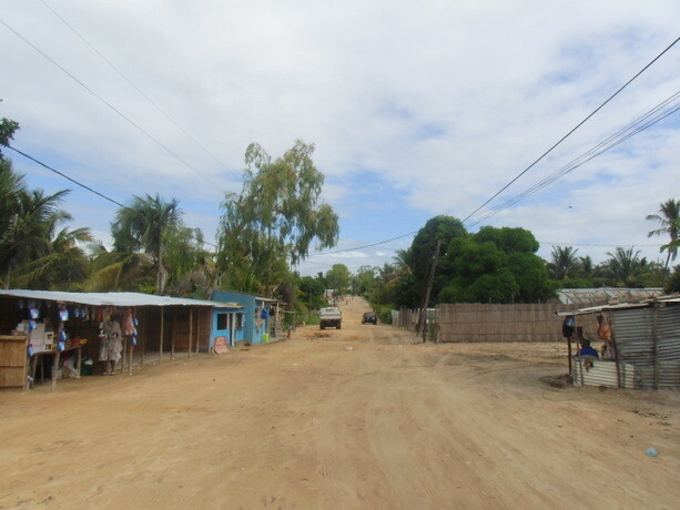 Una de las calles de arena del pueblo