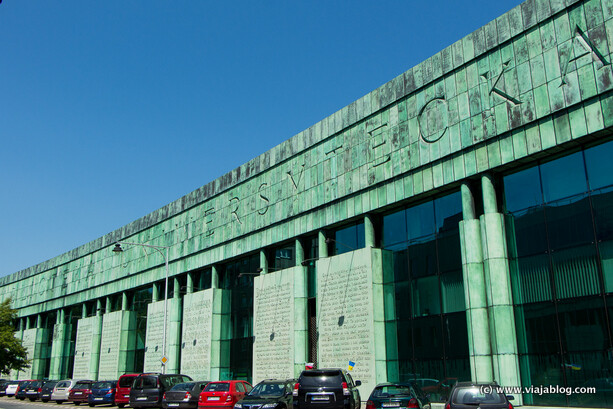 Fachada principal, edificio de la Biblioteca de la Universidad, Varsovia