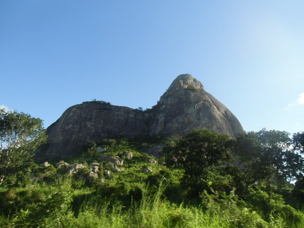 Las bonitas formas de las montañas mozambiqueñas que vi desde la ventanilla