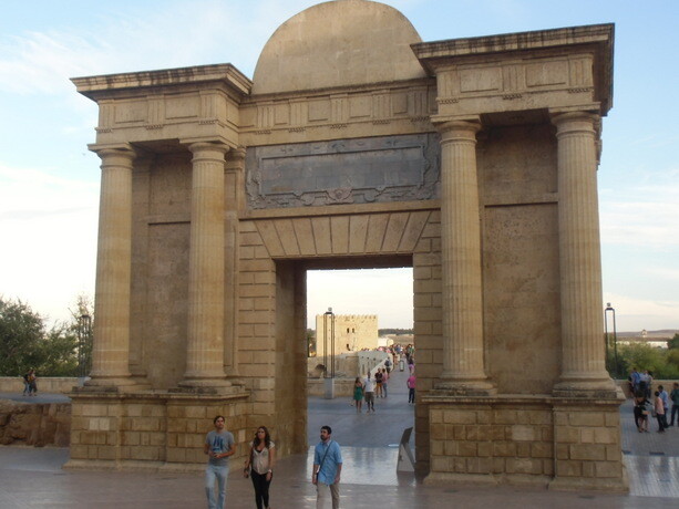 La puerta de entrada al Puente Romano, que confunden con un arco del triunfo