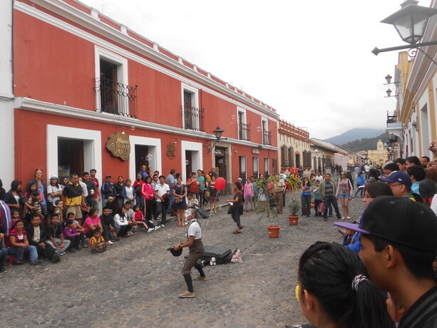 Un cómico entretiene a la gente en una de las calles más transitadas de La Antigua