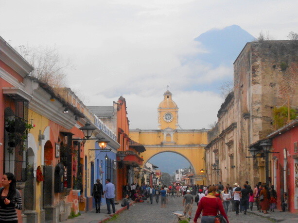 Calle del Arco de Santa Catalina con el volcán de Agua al fondo