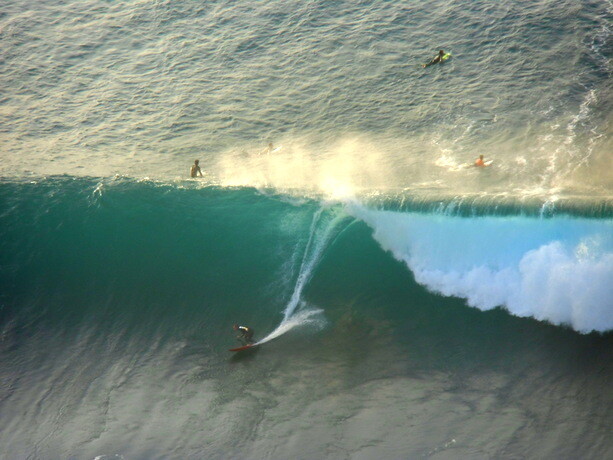 Surferos en la playa de Meñakoz