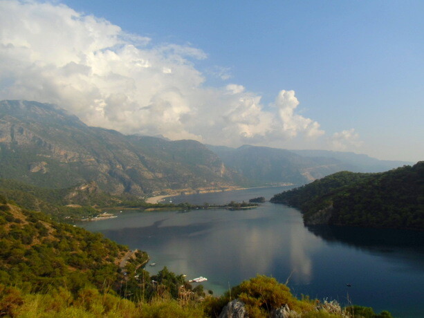 Mi primera visión del pueblo, llegando por el camino de Fethiye