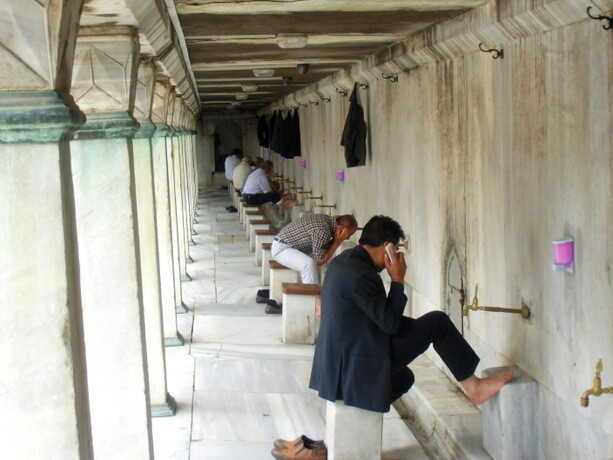 Fieles lavándose en la Mezquita Sultan Ahmet