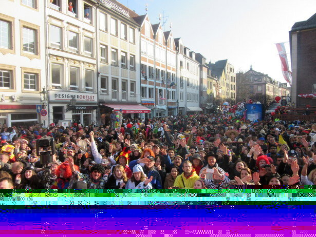 Gentío en la plaza del Ayuntamiento