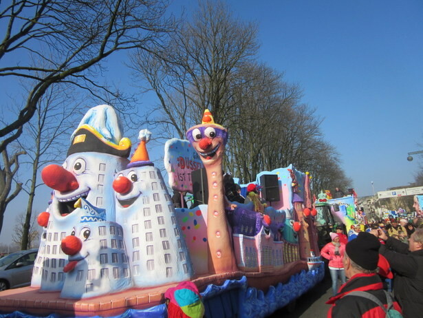 Nuestra carroza representaba algunos edificios de Düsseldorf