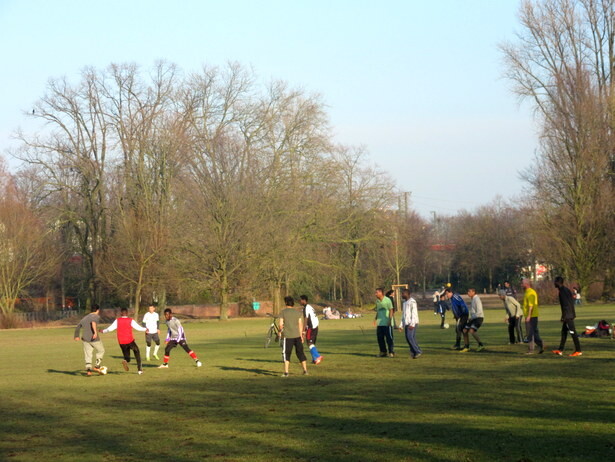 Y gente jugando al fútbol