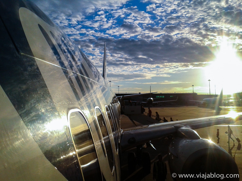 Bonita (a mí me gusta la foto) puesta de sol en el Aeropuerto de Dublín (Irlanda)