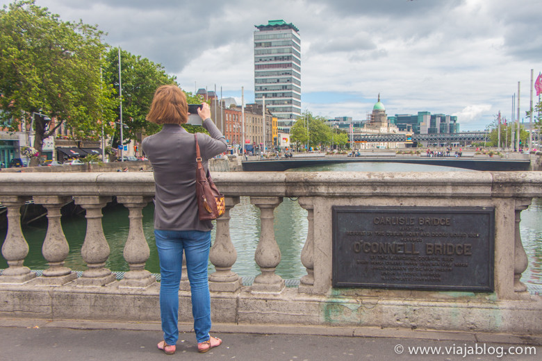 Fotografiando el Río Liffey desde el Puente O´Connell en Dublín