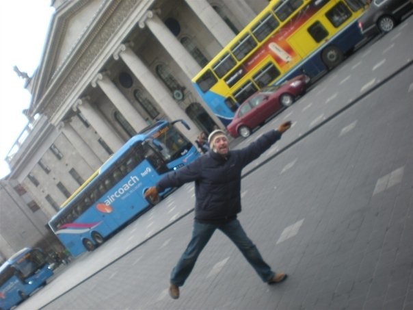 Al fondo, Autobús Aircoach en Dublin delante de Correos. En primer plano, un servidor hace 6 años.