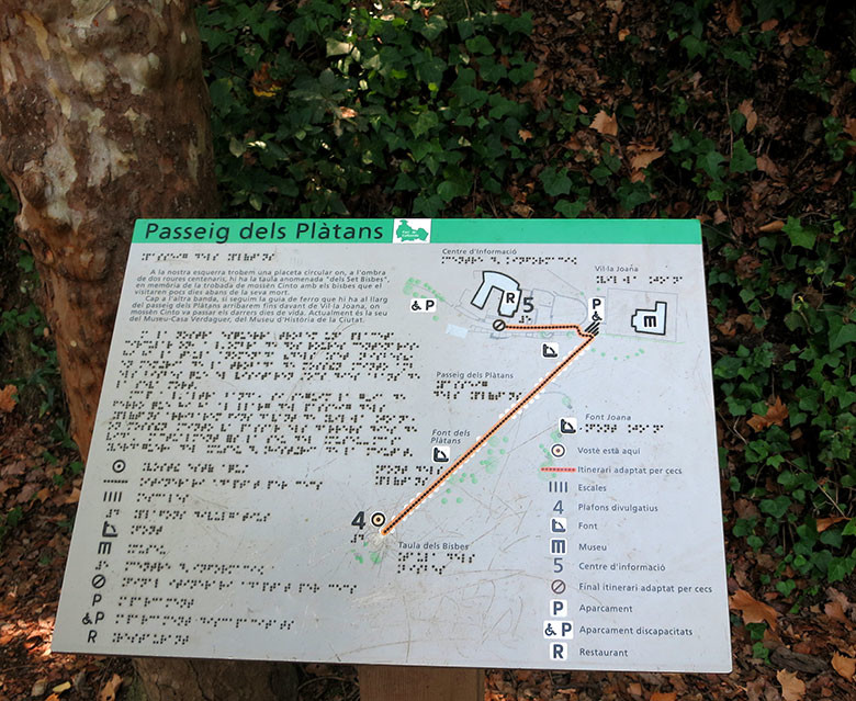 Señales explicativas del parque también disponibles en Braille. ¡Bravo!