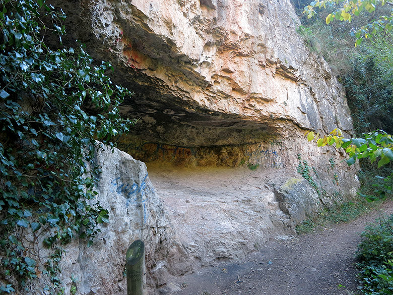 Cuevas por el camino en dirección al Puig de Pedradreta