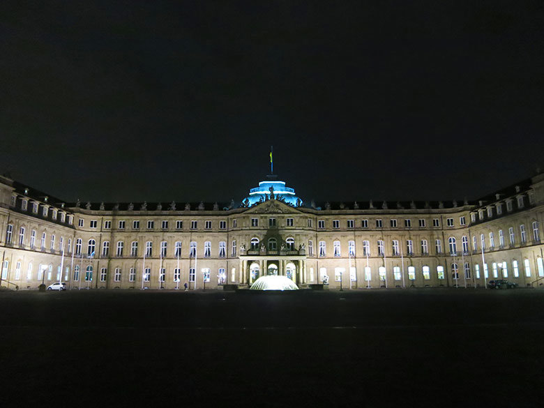 El Nuevo Palacio de Stuttgart al anochecer