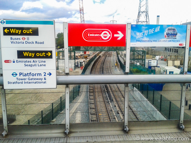 Dirección a Emirates Air Line desde DLR, Londres