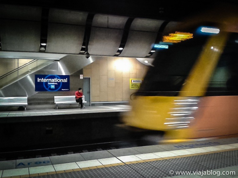 Tren en T1, Aeropuerto de Sidney, Australia