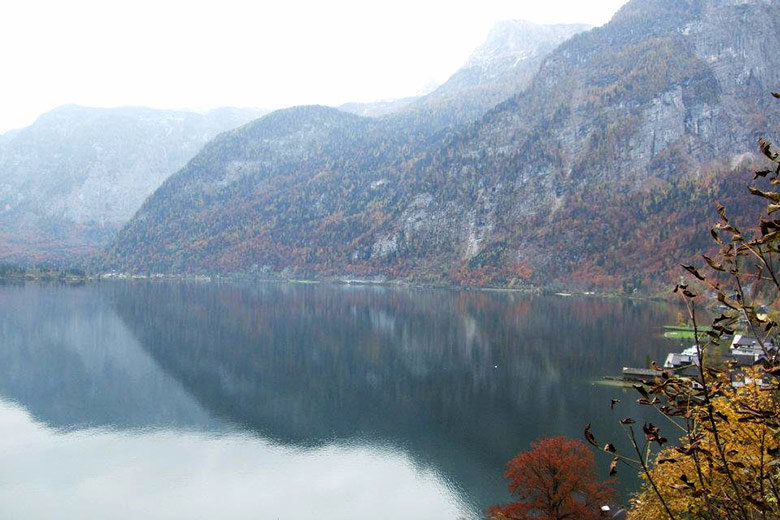 reflejo-pueblo-austria-lago