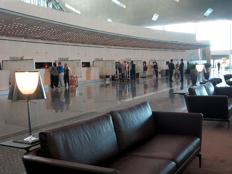 Zona de check in para clase business en el aeropuerto de Doha